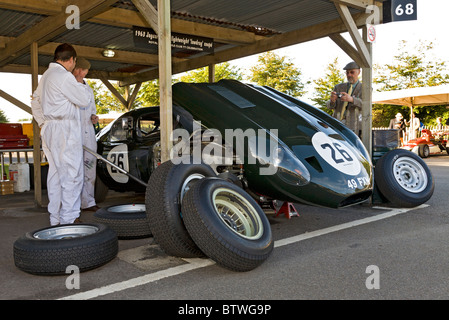 1963 Jaguar E-Type "Lightweight" Low drag Coupe im Fahrerlager bei der 2010 beim Goodwood Revival, Sussex, England, UK. Stockfoto