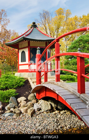 Pagode und Brücke bei den japanischen Garten am Normandale Community College in Bloomington, Minnesota. Stockfoto