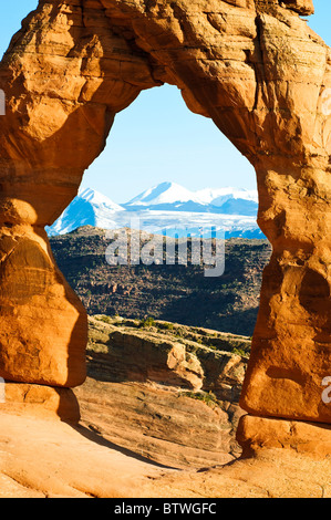 Schneebedeckten La Sal Mountains gesehen durch Delicate Arch im Arches-Nationalpark, Moab, Utah. Stockfoto