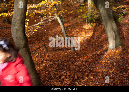 Kind im Wald laufen Stockfoto