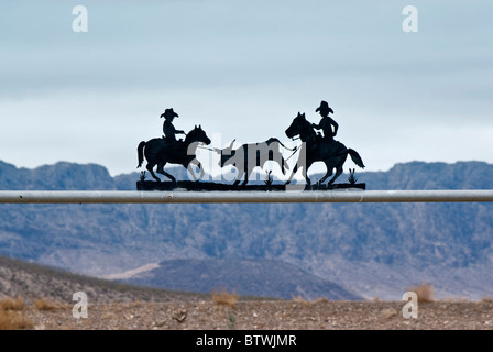 Ranch Gate bei Chihuahuan Wüste in der Nähe von Presidio, Texas, USA mit Sierra Grande massiv über Rio Grande in Mexiko in Dist, winter Stockfoto