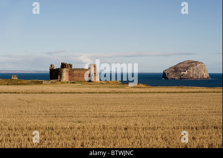 Tantallon Castle und Bass Rock, North Berwick Küste, Schottland. Stockfoto