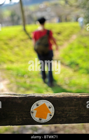 Ein Wanderer nach einem Hampshire County Council Wanderweg Stockfoto