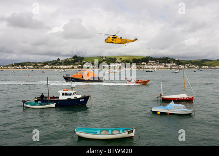 RAF-Meerkönigs Suche und Rettung Hubschrauber mit RNLI-Rettungsboot-Demonstration in Appledore Regatta, North Devon, England Stockfoto