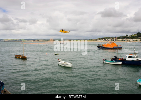 RAF-Meerkönigs Suche und Rettung Hubschrauber mit RNLI-Rettungsboot-Demonstration in Appledore Regatta, North Devon, England Stockfoto