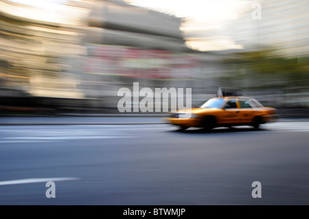 Taxi Taxi Beschleunigung nach unten einer städtischen Straße in einer Unschärfe Stockfoto