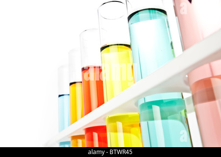 Zeile der Reagenzgläser mit farbigen Flüssigkeit gefüllt Stockfoto
