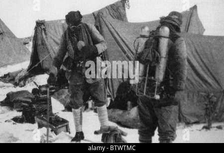 GEORGE MALLORY (1886-1924) auf der linken Seite mit Andrew Irvine in das letzte bekannte Foto von ihnen auf ihren tödlichen Everest klettern im Juni 1924 Stockfoto