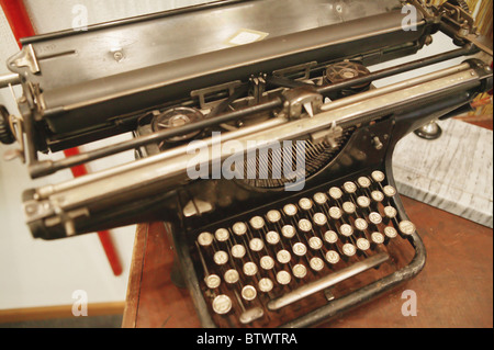 Eine Druckmaschine ist eine mechanische Vorrichtung zur Druckbeaufschlagung auf eine eingefärbte Fläche Stockfoto