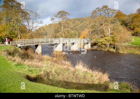 Bolton Abbey Estate; Brücke über den Fluß Wharfe; Yorkshire Stockfoto