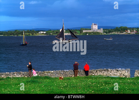 Dunguaire Castle, Co. Galway, Irland; Traditionellen Galway Hookers Tracing Kinvara Regatta Stockfoto