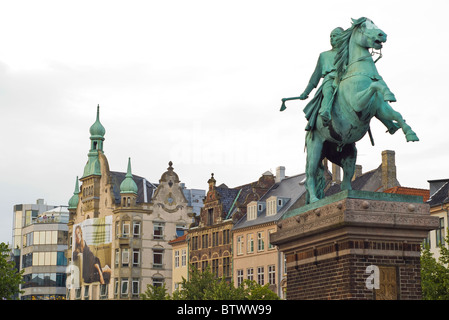 König Frederik Statue mit skandinavischen Architektur im Hintergrund, Kopenhagen, Dänemark Stockfoto