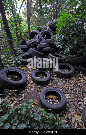 Ein großer Haufen gekippt Reifen fliegen gedumpten auf Brachland in Brighton Stockfoto