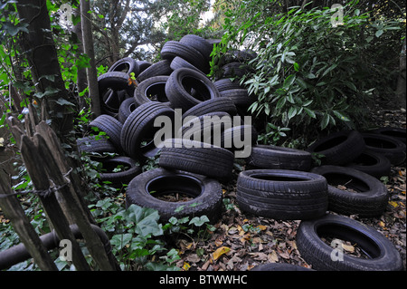 Ein großer Haufen gekippt Reifen fliegen gedumpten auf Brachland in Brighton Stockfoto