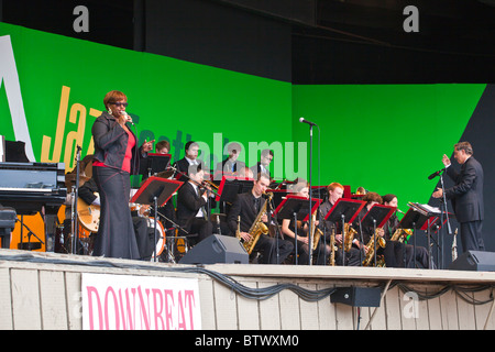 DIANNE REEVES singt mit der Monterey Jazz Festivals nächste GENERATION JAZZ ORCHESTRA - MONTEREY JAZZ FESTIVAL, CALIFORNIA Stockfoto