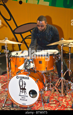 KENDRICK SCOTT baut sein Schlagzeug zurück Bühne - 2010 MONTEREY JAZZ FESTIVAL, CALIFORNIA Stockfoto