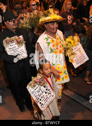 Teilnehmer der alle Seelen Prozession zu Ehren der Verstorbenen in Tucson, Arizona, USA. Stockfoto