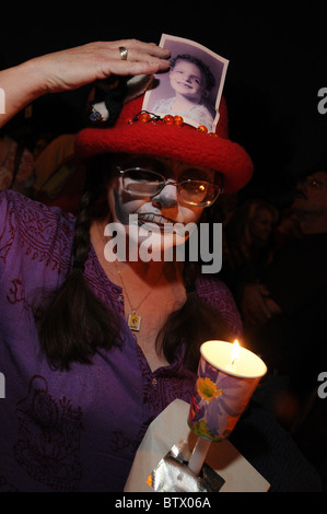 Teilnehmer der alle Seelen Prozession zu Ehren der Verstorbenen in Tucson, Arizona, USA. Stockfoto