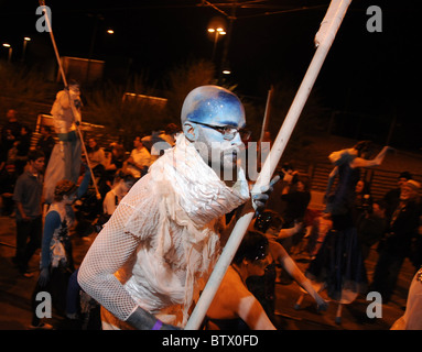 Teilnehmer der alle Seelen Prozession zu Ehren der Verstorbenen in Tucson, Arizona, USA. Stockfoto