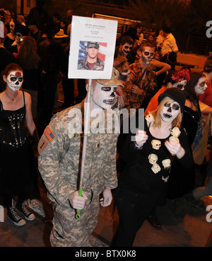 Teilnehmer der alle Seelen Prozession zu Ehren der Verstorbenen in Tucson, Arizona, USA. Stockfoto