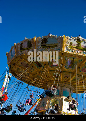 Traditioneller Stuhl swing Karussellfahrt in Aktion Goose Fair Nottingham Nottinghamshire East Midlands England Europa Stockfoto