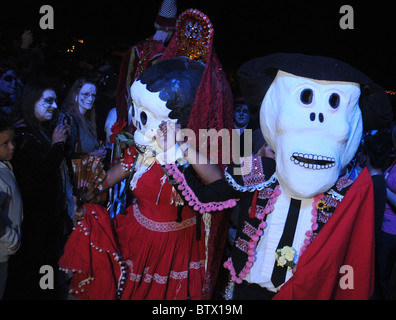 Teilnehmer der alle Seelen Prozession zu Ehren der Verstorbenen in Tucson, Arizona, USA. Stockfoto