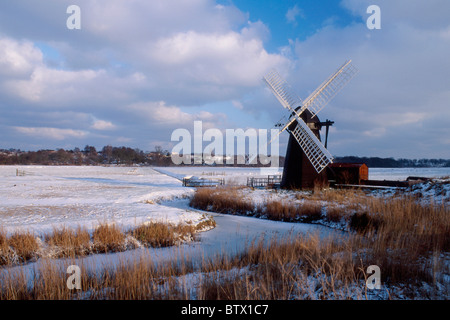 Herringfleet Mühle oder Walker's Mühle die letzten verbleibenden Kittel Entwässerung windpump in der Norfolk Broads im Winter, Norfolk, England, UK. Stockfoto