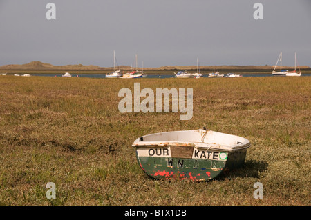 Kleines Ruderboot auf die Sümpfe am Morston Creek Norfolk England UK Stockfoto