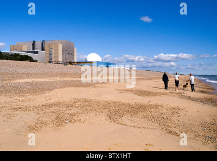 Sizewell Strand mit Kernkraftwerken und Hund Wanderer Stockfoto