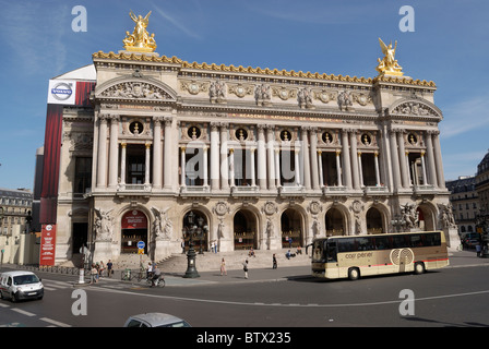 Place De l ' Opera, Palais Garnier befindet sich auf der Avenue d ' Opera in Paris, befindet sich in einem quadratischen bekannt als Nabel der Welt. Stockfoto