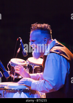 MANOLO BADRENA spielt Precussion für JAHMAD JAMAL auf der Jimy Lyons Bühne - 2010 MONTEREY JAZZ FESTIVAL, CALIFORNIA Stockfoto