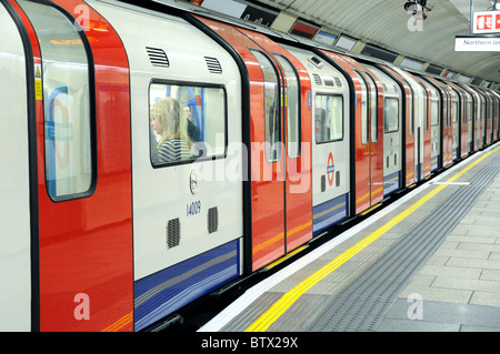 Südlicher Richtung Victoria Line-Zug mit Türen geschlossen Warren Street Station London England UK Stockfoto