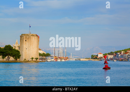Eingang zur Hafenstadt Trogir, Kroatien an der Adria Stockfoto