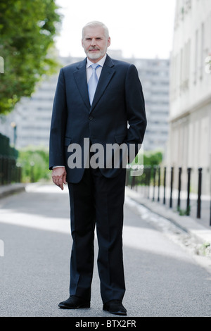 Kaukasische senior Geschäftsmann zuversichtlich in voller Länge Stockfoto