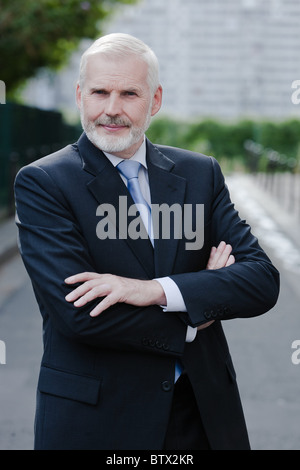 Kaukasische senior woman Porträt verschränkten Armen lächelnd Stockfoto