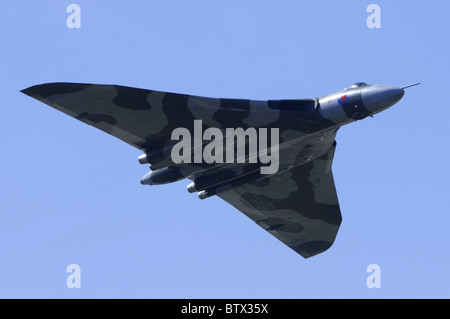 Avro Vulcan B2 Bomber XH558 machen einen Durchflug im Farnborough Airshow Stockfoto