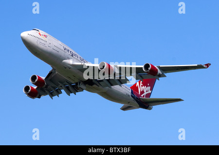 Boeing 747 Jumbo Jet betrieben von Virgin Atlantic klettern nach dem Start vom Flughafen London Heathrow Stockfoto