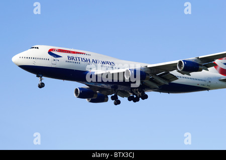 Boeing 747 Jumbo Jet von British Airways operiert Landeanflug am Flughafen London Heathrow Stockfoto