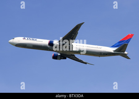 Boeing 767 betrieben von Delta Airlines klettern nach dem Start vom Flughafen London Heathrow Stockfoto
