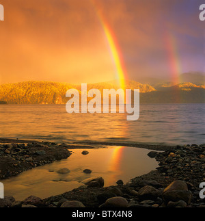 Regenbogen über Telezkoje-See. Das Altai-Gebirge, Sibirien, Russland Stockfoto