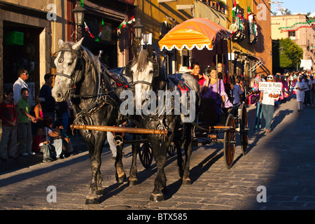 SPANISCHE Schönheiten feiert San Miguel Arcangel, dem Schutzpatron von SAN MIGUEL DE ALLENDE, Mexiko Stockfoto