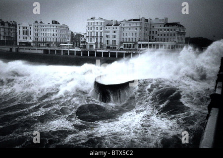 Riesige Wellen gegen Brighton Beach, angetrieben durch den Hurrikan zwingen Winde Stockfoto