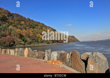 Blick nach Norden auf dem Hudson River von Palisaden State Park am Fuße der New Jersey Seite der George-Washington-Brücke Stockfoto