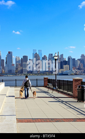 River Walk Plaza Port Imperial New Jersey quer über den Hudson River Form Mid-Town Manhattan Stockfoto