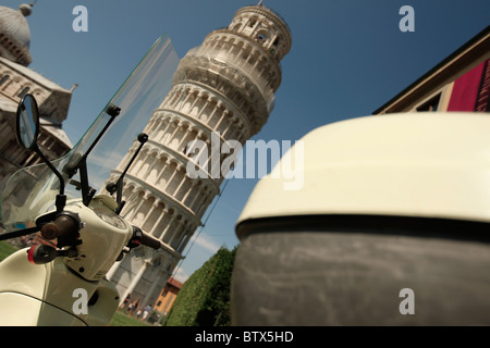 Roller vor Pisa Schiefer Turm auf einem strahlend sonnigen Sommertag Stockfoto