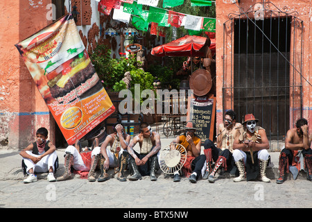 NATIVE Tanzgruppen aus ganz Mexiko feiern von San Miguel Arcangel, dem Schutzpatron von SAN MIGUEL DE ALLENDE im Oktober Stockfoto