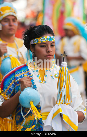 NATIVE Tanzgruppen aus ganz Mexiko feiern von San Miguel Arcangel, dem Schutzpatron von SAN MIGUEL DE ALLENDE im Oktober Stockfoto