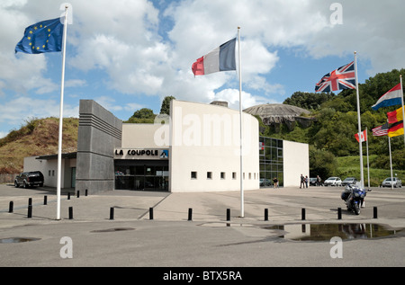 Blick auf den Eingang des Museums La Coupole mit der Kuppel des Standortes V2 hinter Wizernes, in der Nähe von St. Omer, Frankreich. Stockfoto