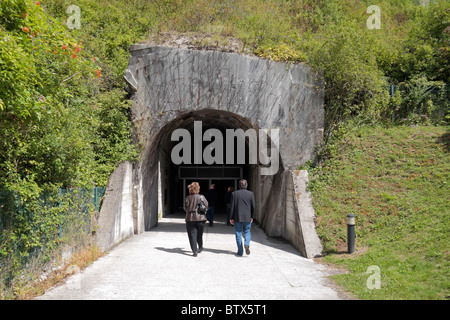 Besucher auf der site-Eingangstunnel (Eisenbahn) in Wizernes V2, Wizernes, in der Nähe von St. Omer, Frankreich. Stockfoto