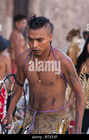 NATIVE Tanzgruppen aus ganz Mexiko feiern von San Miguel Arcangel, dem Schutzpatron von SAN MIGUEL DE ALLENDE im Oktober Stockfoto